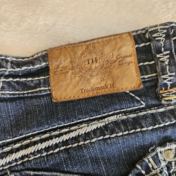 Trademark Low-Rise Dark Wash Denim Shorts 11/12 (31) Cuffed Hem - Picture 5 of 5